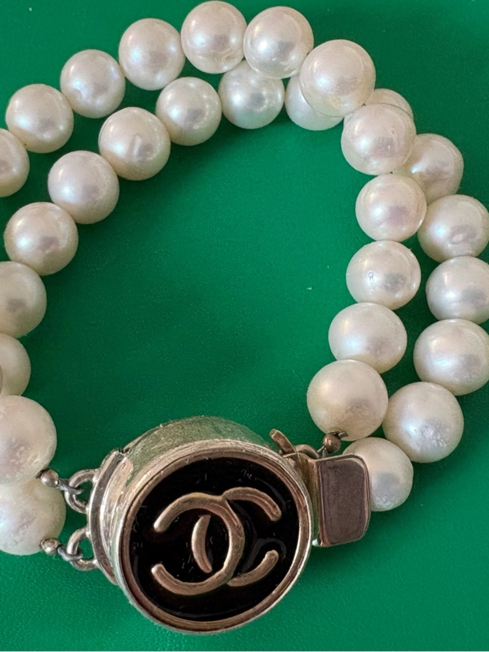 Val Colbert Vintage Chanel Button and Pearl with Sterling Clasp Bracelet - Picture 4 of 6